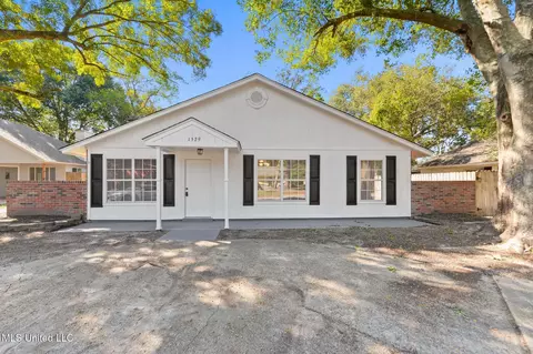 1529 S 10th St, Ocean Springs, MS 39564