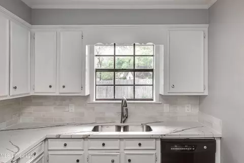 Kitchen - 113 Cedar Ct, Madison, MS 39110 photo 4 of 5