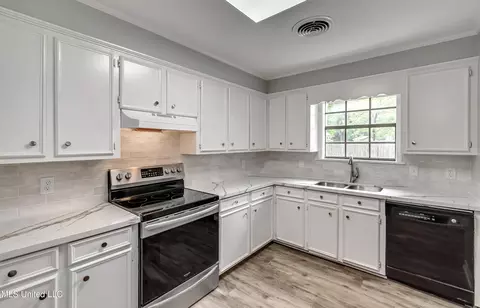 Kitchen - 113 Cedar Ct, Madison, MS 39110 photo 2 of 5