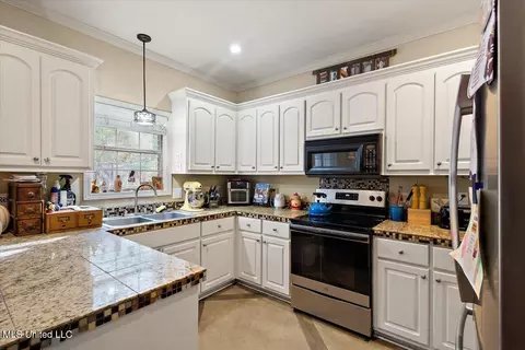 Kitchen - 274 Azalea Ct, Brandon, MS 39047 photo 1 of 1