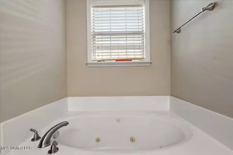 Bath - 274 Azalea Ct, Brandon, MS 39047 photo 2 of 3