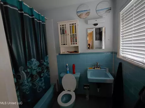 Bath - 1443 Sheffield Dr, Jackson, MS 39211 photo 3 of 4