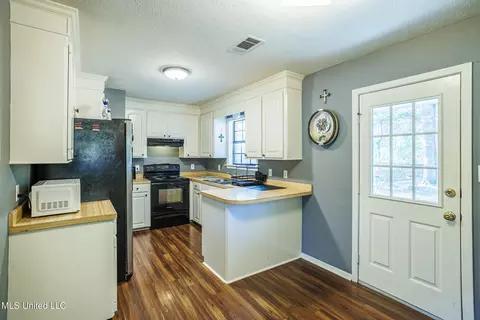 Kitchen - 413 Mallard Pt, Brandon, MS 39042 photo 1 of 2