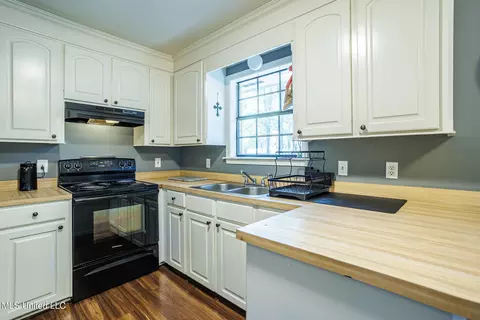 Kitchen - 413 Mallard Pt, Brandon, MS 39042 photo 2 of 2