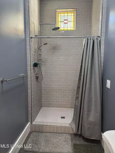 Bath - 4219 Bellview Ave, Moss Point, MS 39563 photo 2 of 2