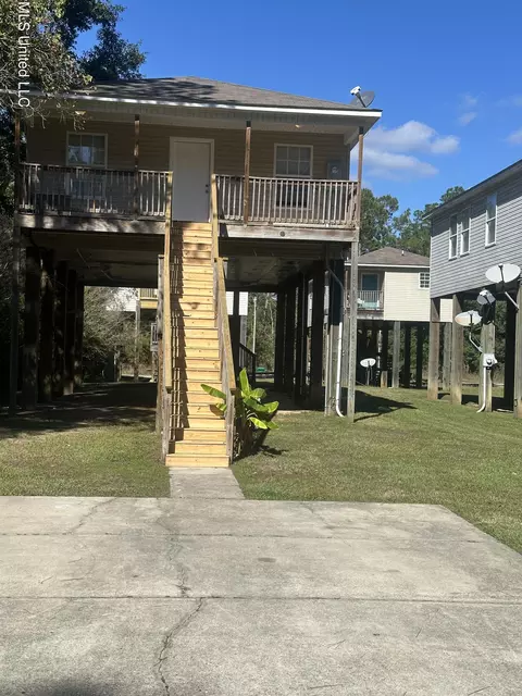 6018 Cedar Dr, Bay Saint Louis, MS 39520