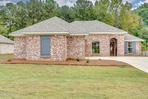 260 Chartleigh Cir, Canton, MS 39046