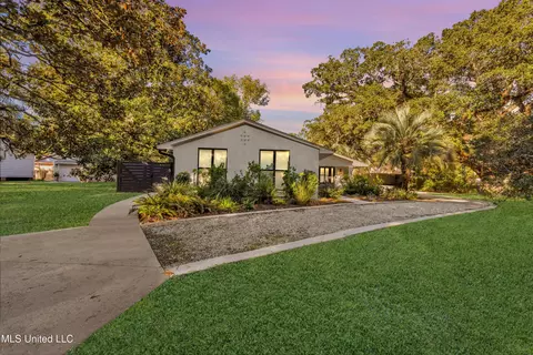 1105 E Cherokee Gln, Ocean Springs, MS 39564