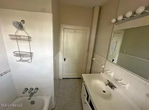 Bath - 627 Mohawk Ave, Jackson, MS 39216 photo 1 of 1