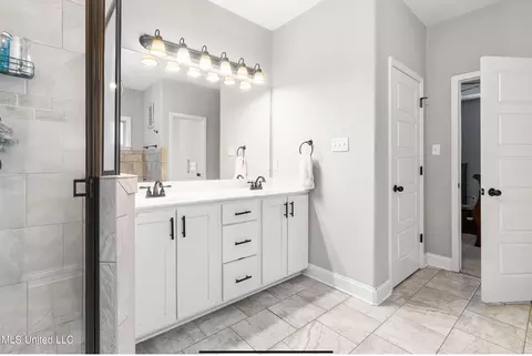Bath - 5199 Dixie Creek Dr, Hernando, MS 38632 photo 2 of 4