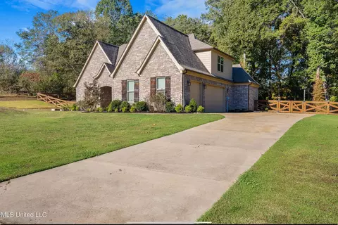 Exterior - 5199 Dixie Creek Dr, Hernando, MS 38632 photo 2 of 2