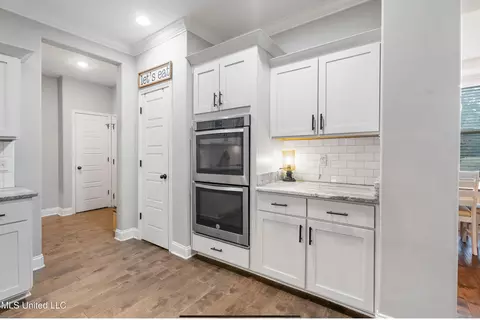 Kitchen - 5199 Dixie Creek Dr, Hernando, MS 38632 photo 2 of 2