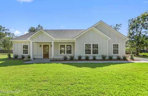 212 Hugo St, Bay Saint Louis, MS 39520