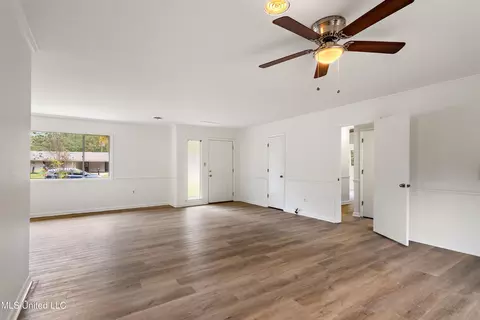 Living - 5256 Parkway Dr, Jackson, MS 39211 photo 3 of 3