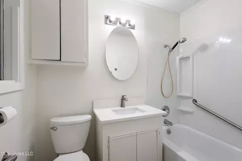 Bath - 5256 Parkway Dr, Jackson, MS 39211 photo 1 of 2