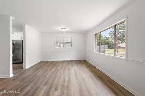 Living - 5256 Parkway Dr, Jackson, MS 39211 photo 2 of 3