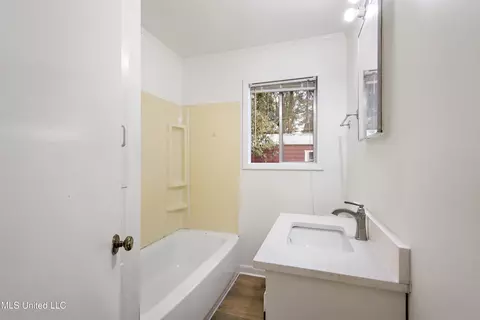Bath - 5256 Parkway Dr, Jackson, MS 39211 photo 2 of 2