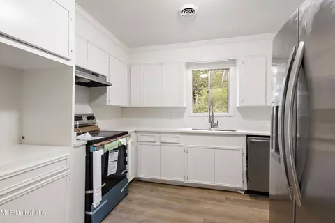 Kitchen - 5256 Parkway Dr, Jackson, MS 39211 photo 1 of 1