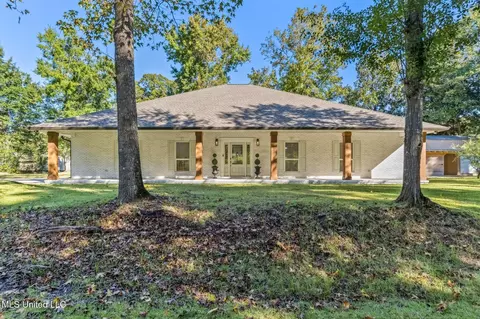 2938 Hickory Ln, Ocean Springs, MS 39564