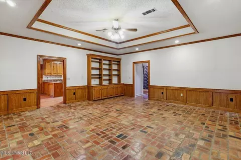 Living - 135 Easthaven Dr, Brandon, MS 39042 photo 2 of 5