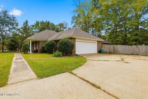 Exterior - 135 Easthaven Dr, Brandon, MS 39042 photo 2 of 6