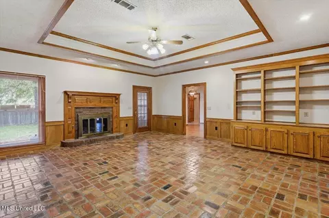 Living - 135 Easthaven Dr, Brandon, MS 39042 photo 3 of 5