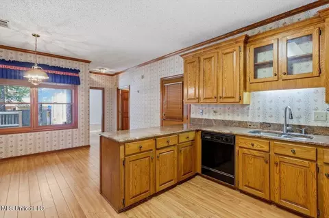 Kitchen - 135 Easthaven Dr, Brandon, MS 39042 photo 3 of 4