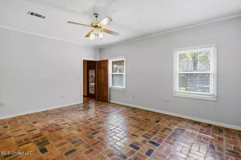 Living - 135 Easthaven Dr, Brandon, MS 39042 photo 5 of 5