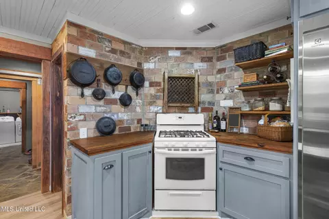 Kitchen - 781 Miggins Rd, Canton, MS 39046 photo 5 of 9