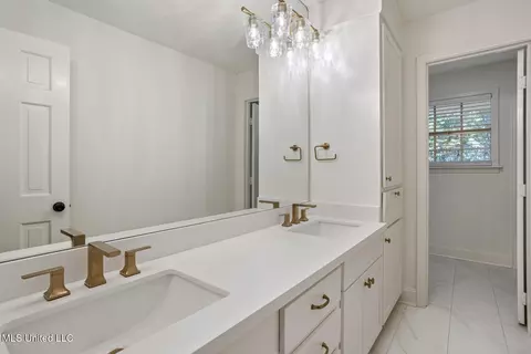 Bath - 445 Armour Dr, Jackson, MS 39211 photo 2 of 5
