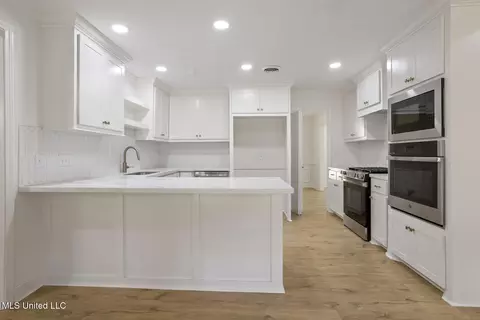 Kitchen - 445 Armour Dr, Jackson, MS 39211 photo 3 of 3