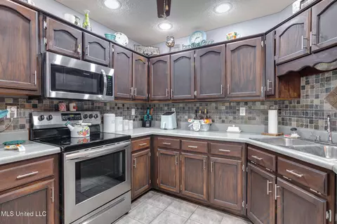 Kitchen - 280 Northwood Hills Dr, Hernando, MS 38632 photo 3 of 3