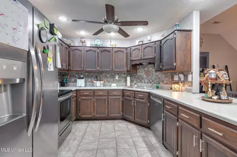 Kitchen - 280 Northwood Hills Dr, Hernando, MS 38632 photo 2 of 3