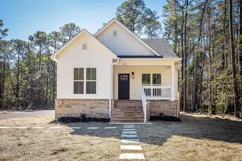 811 Bay St, Ocean Springs, MS 39564