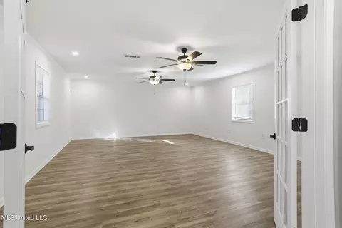 Living - 1068 Westway St, Jackson, MS 39212 photo 3 of 4