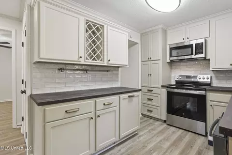 Kitchen - 1068 Westway St, Jackson, MS 39212 photo 2 of 3