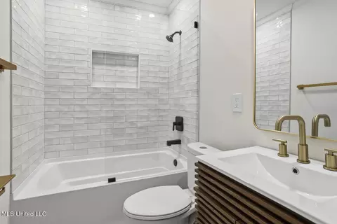 Bath - 1068 Westway St, Jackson, MS 39212 photo 2 of 3