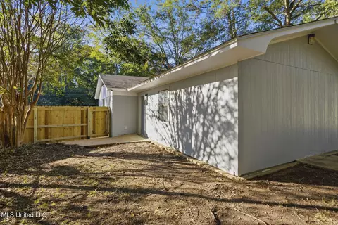 Exterior - 1068 Westway St, Jackson, MS 39212 photo 2 of 5