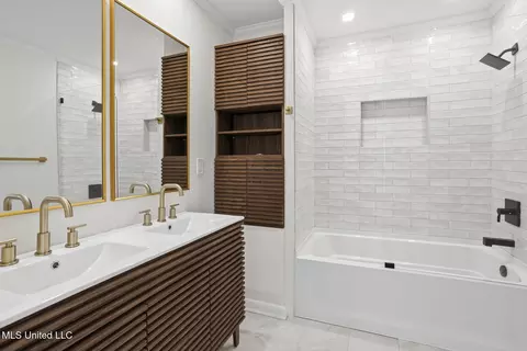 Bath - 1068 Westway St, Jackson, MS 39212 photo 1 of 3