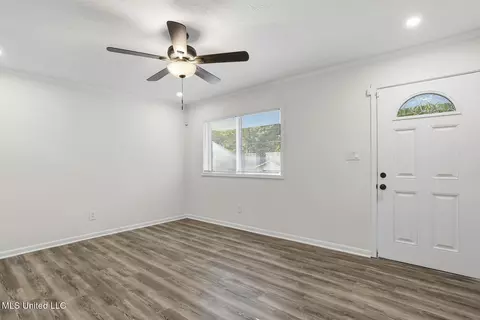 Living - 1068 Westway St, Jackson, MS 39212 photo 2 of 4