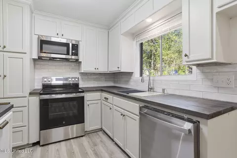 Kitchen - 1068 Westway St, Jackson, MS 39212 photo 3 of 3