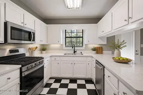 Kitchen - 147 Wolverton Dr, Magee, MS 39111 photo 3 of 3