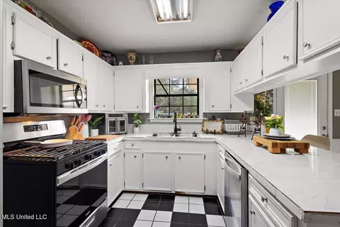 Kitchen - 147 Wolverton Dr, Magee, MS 39111 photo 2 of 3