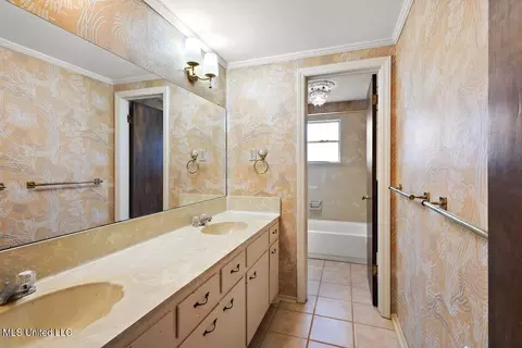 Bath - 1423 Roxbury Pl, Jackson, MS 39211 photo 2 of 3