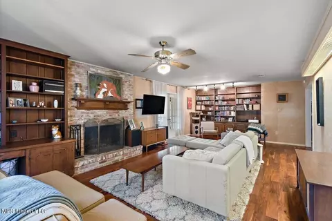 Living - 1423 Roxbury Pl, Jackson, MS 39211 photo 2 of 2