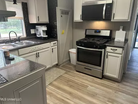 Kitchen - 5428 Terry Rd, Jackson, MS 39212 photo 2 of 4