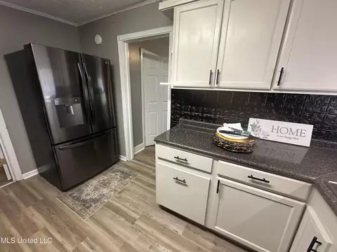 Kitchen - 5428 Terry Rd, Jackson, MS 39212 photo 3 of 4