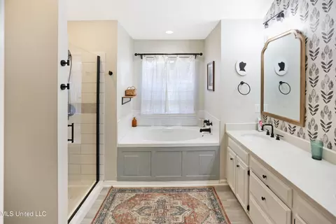 Bath - 3011 Windwood Cir, Flowood, MS 39232 photo 2 of 4