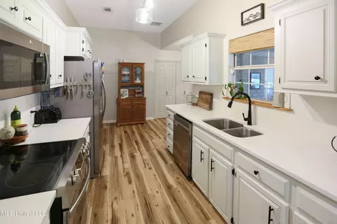 Kitchen - 3011 Windwood Cir, Flowood, MS 39232 photo 1 of 1