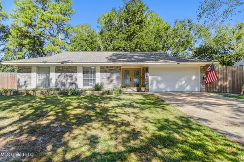 1214 Lancelot Ln, Ocean Springs, MS 39564